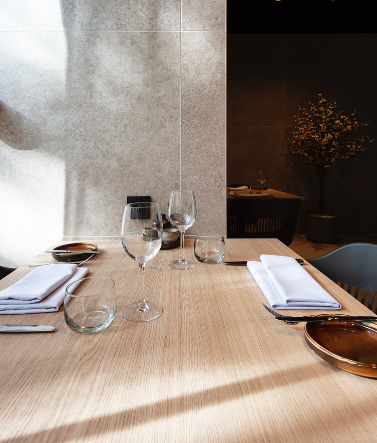 Beautifully set table with scratch-resistant and colourfast Master Oak